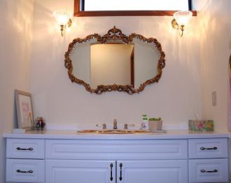 Elegant vanity room