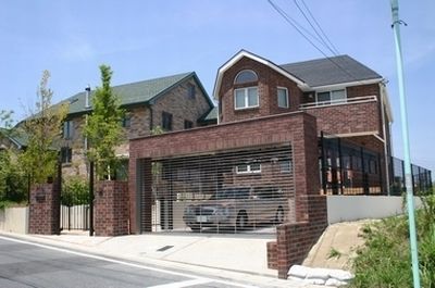 Two houses compete in their Bricks