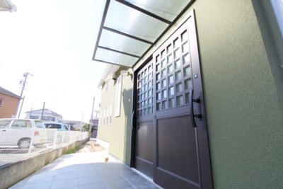 Dignified entrance with Japanese sliding doors