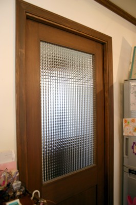Interior doors containing cross reed glass