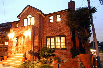 A yearningly Western style house with brick cladding